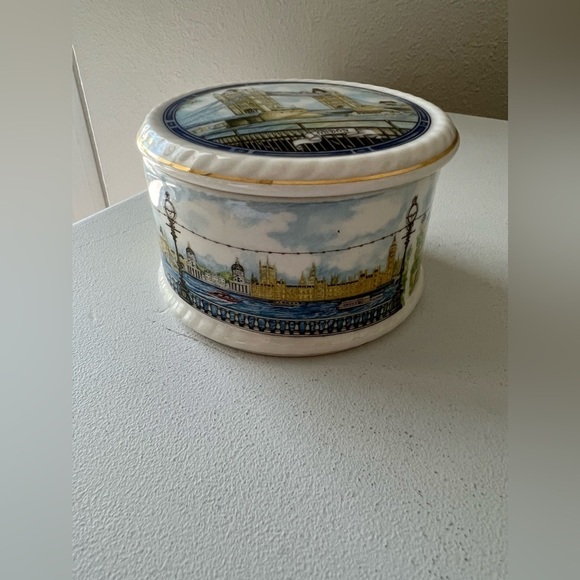 JAMES SADLER ENGLAND LIDDED PORCELAIN TRINKET BOX LONDON'S TOWER BRIDGE - Picture 5 of 6